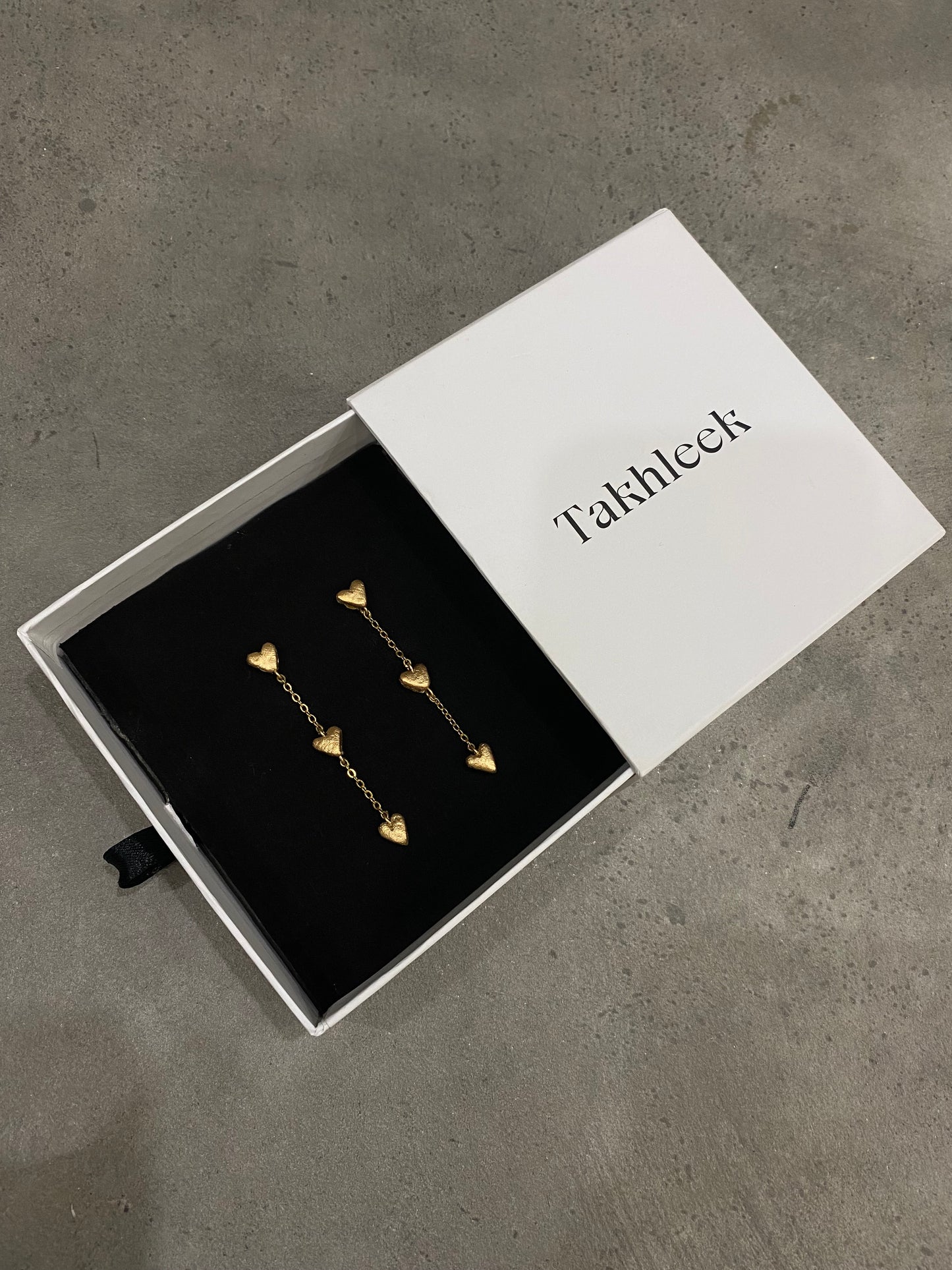 Chained dangling heart earrings