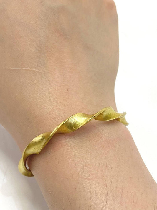 Curl Golden Wire Bracelet
