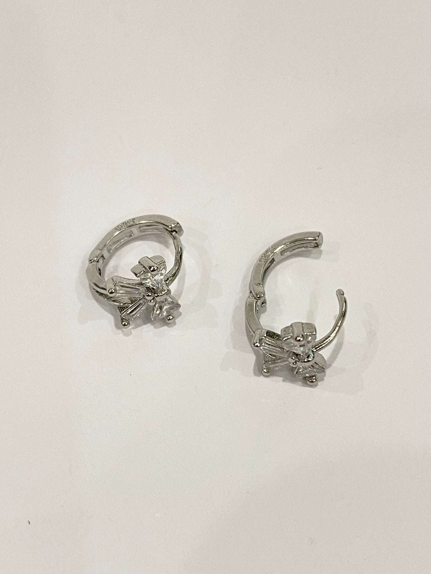Bow zircon hoop