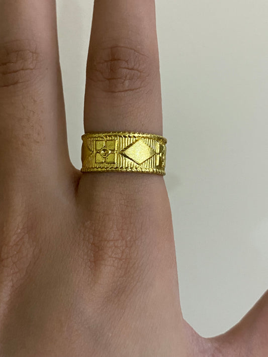 Design flat golden wire ring
