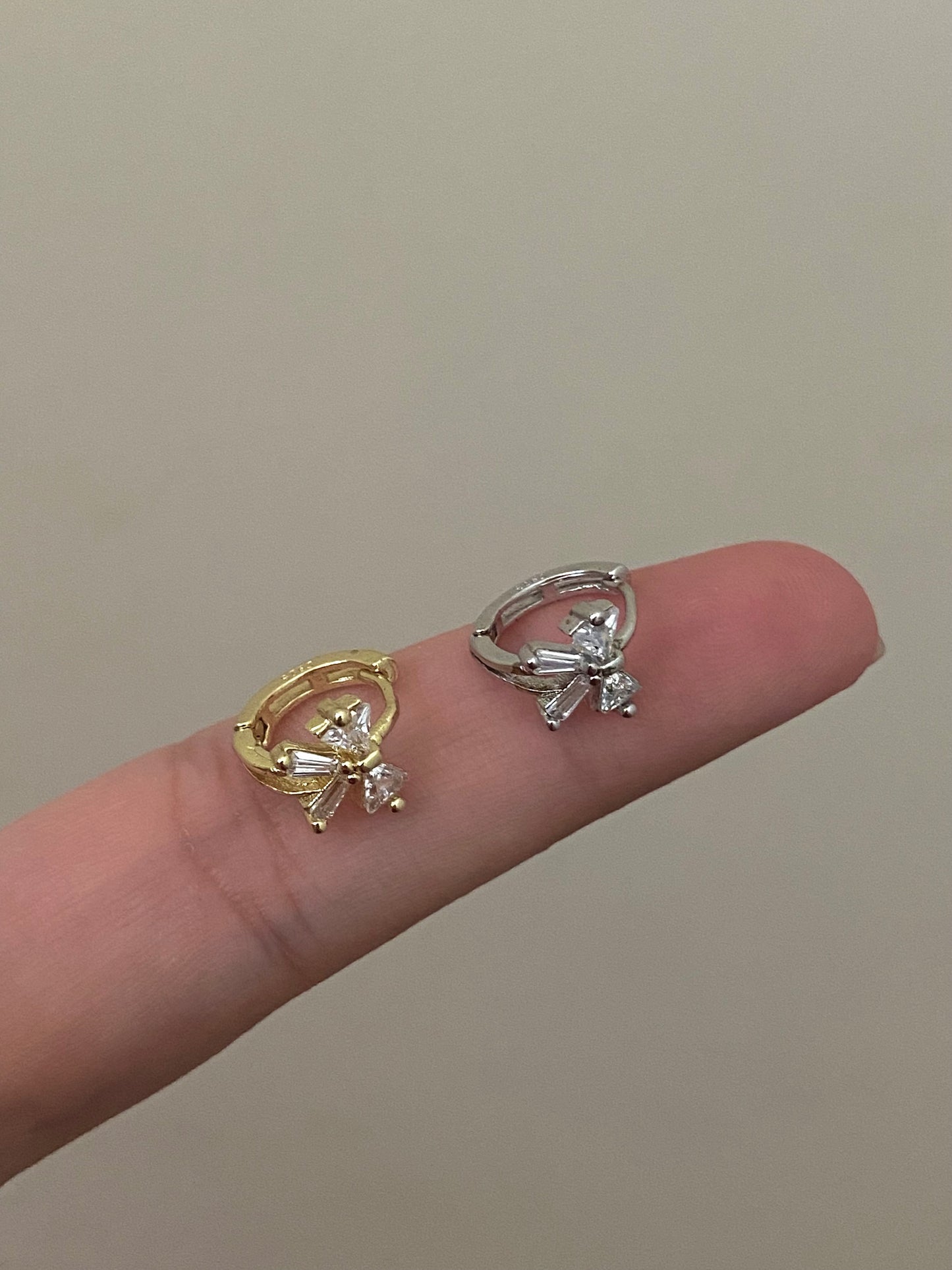 Bow zircon hoop