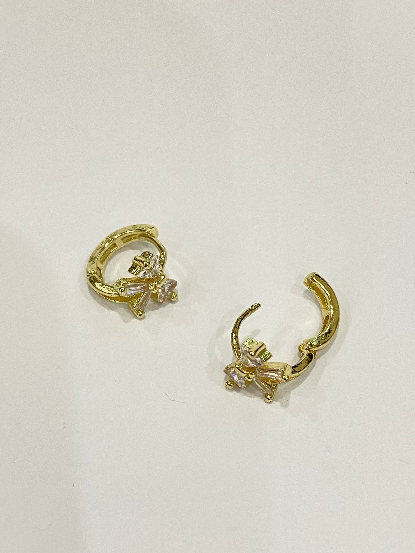 Bow zircon hoop