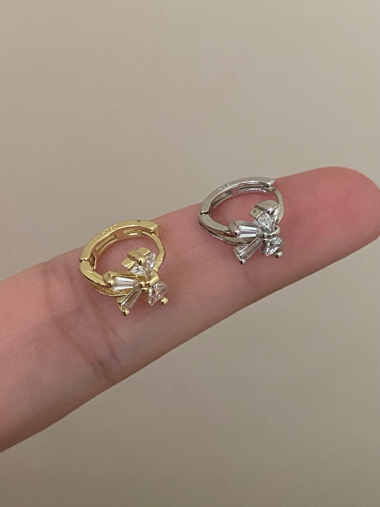 Bow zircon hoop