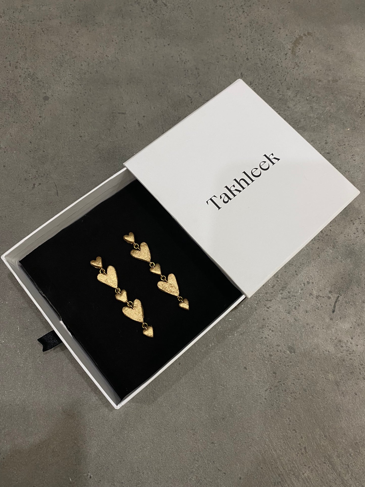 Six dangling heart earrings