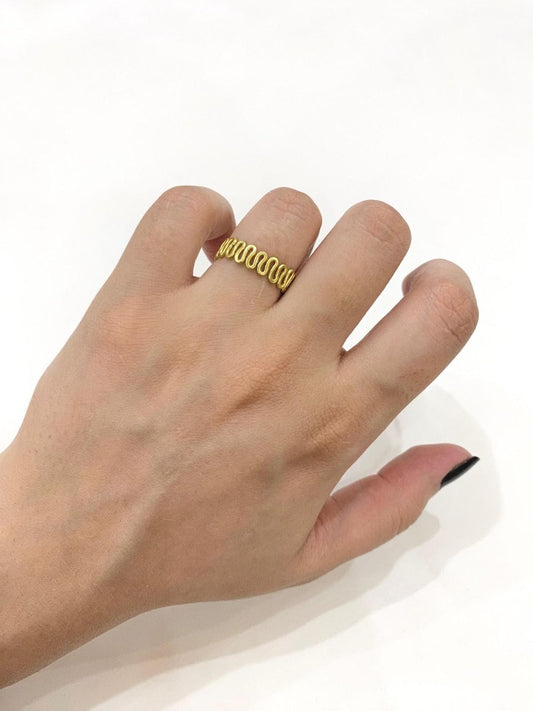 Wiggle Golden Wire Ring