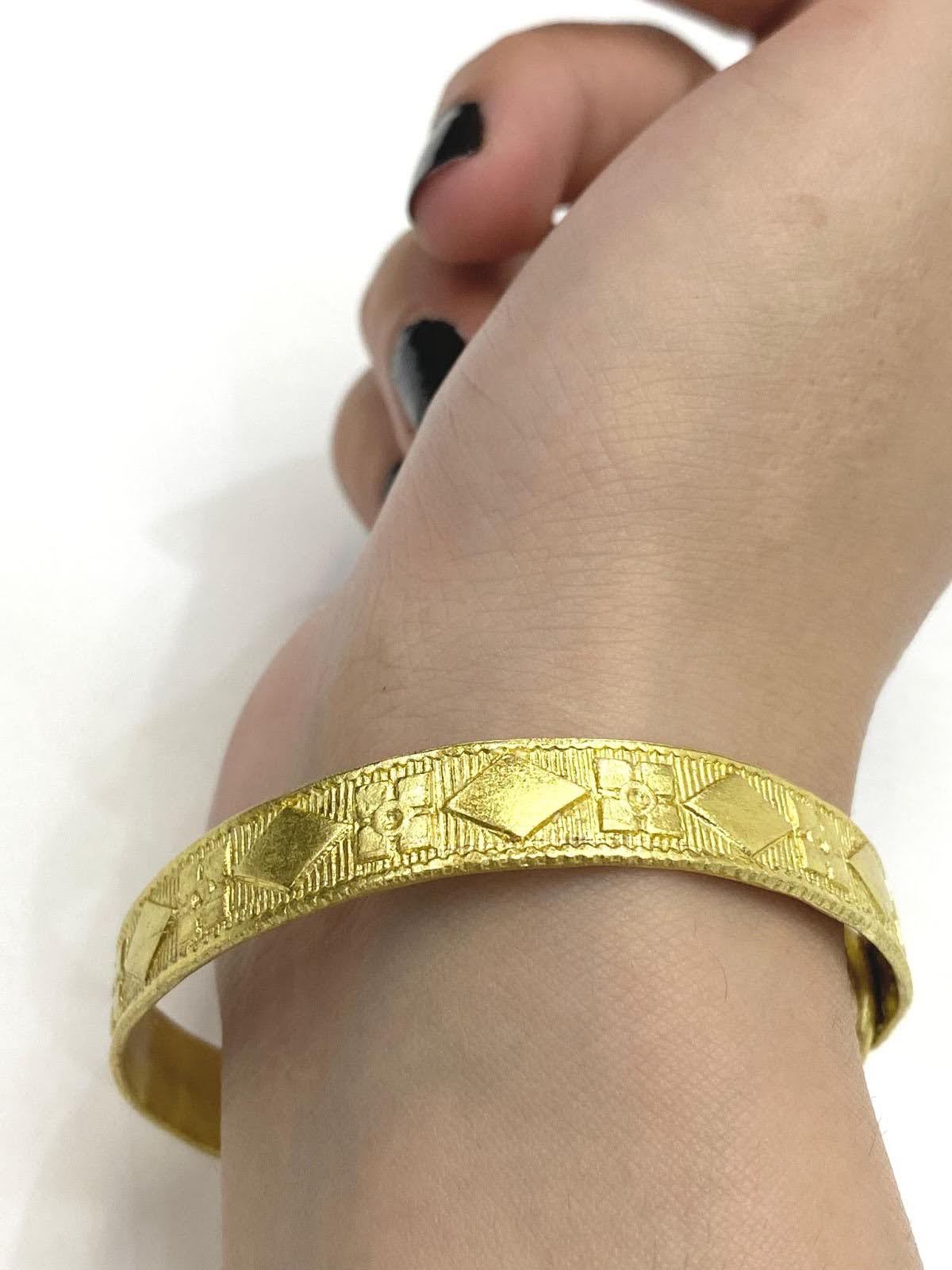 Design Flat Golden Wire Bracelet